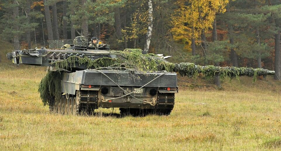 Leopard 2 104-го танкового батальона 10-й танковой дивизии во время учений Saber Junction 2012 в Хоэнфельсе, 25 октября 2012 года📷
