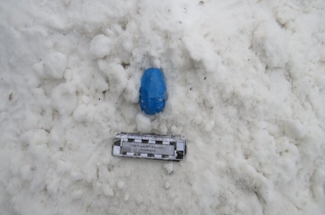    Некоторые свёртки полицейским пришлось выкапывать из-под снега. Фото:  ГУ МВД России по Красноярскому краю