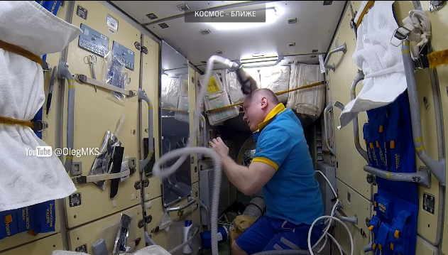    О жизни в космосе Олег Артемьев рассказывает в своем блоге Арина Полтанова