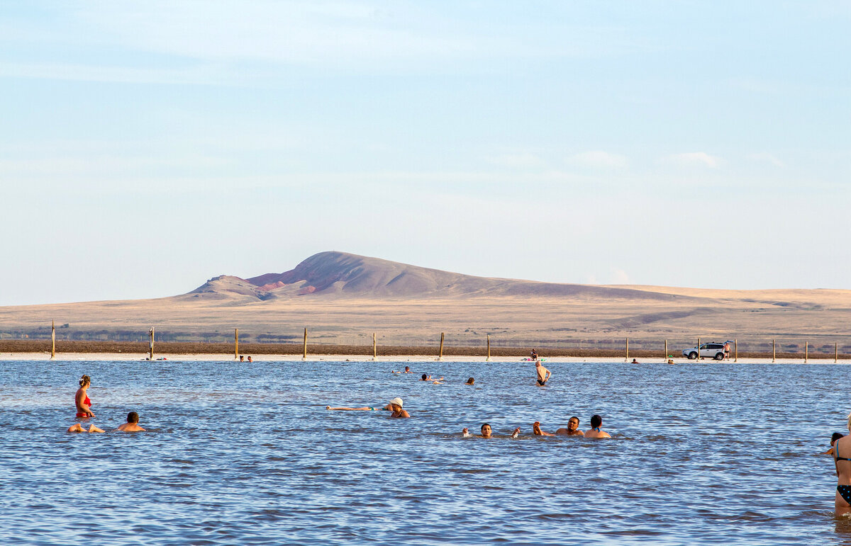 Озеро Баскунчак и гора Большое Богдо. Фото из открытых источников.