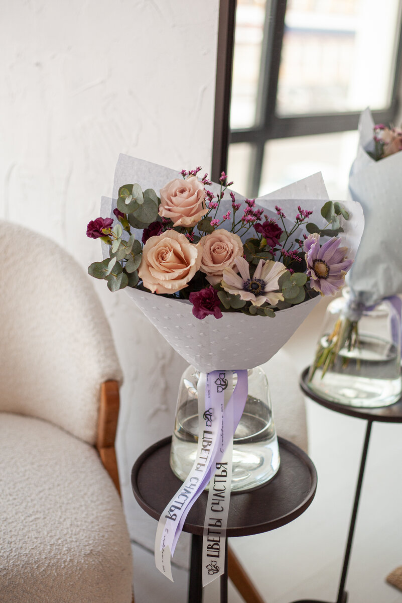 Букет из анемонов, роз, гвоздики и лимониума с эвкалиптом