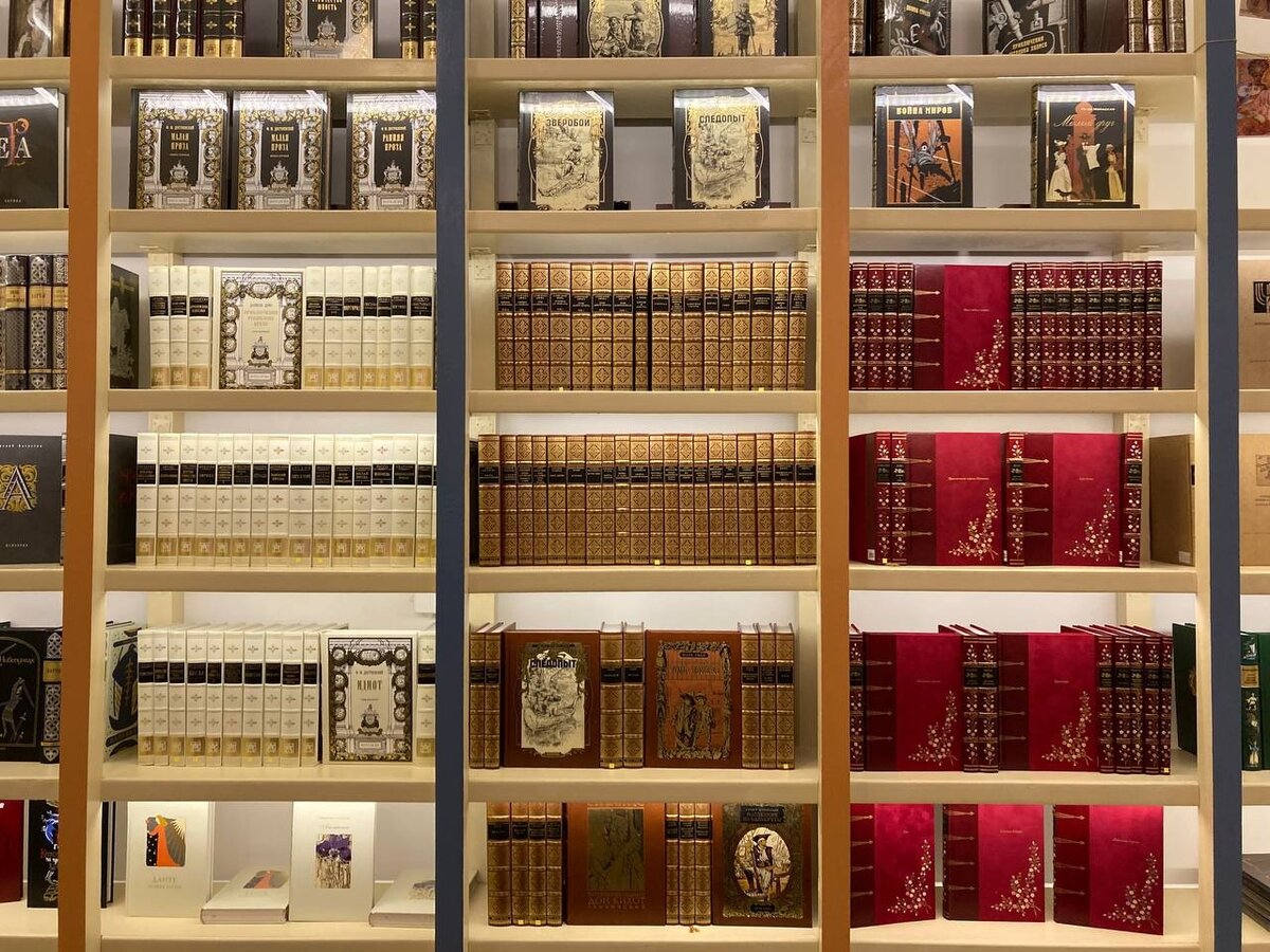 Вдруг кто-то не в курсе: "Вита Нова" - издательство из Санкт-Петербурга, начинает свой отсчёт с 2000 года, выпускает книги для коллекционеров и ценителей книжной иллюстрации. Есть у них и относительно "недорогие" книги - серия "Детский зал", но и там цены ... для ценителей. 