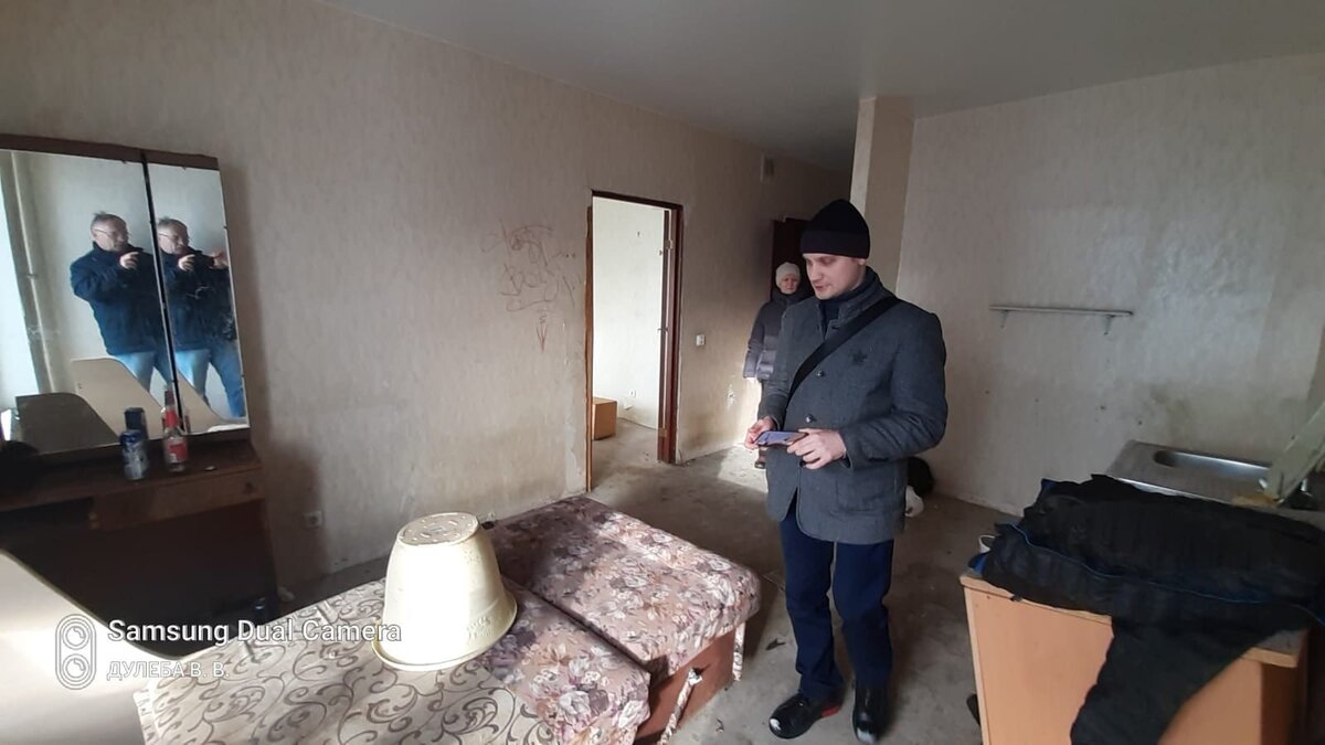 Роман Бирюков (КПРФ) в брошенной квартире, где ночуют бомжи и маргиналы