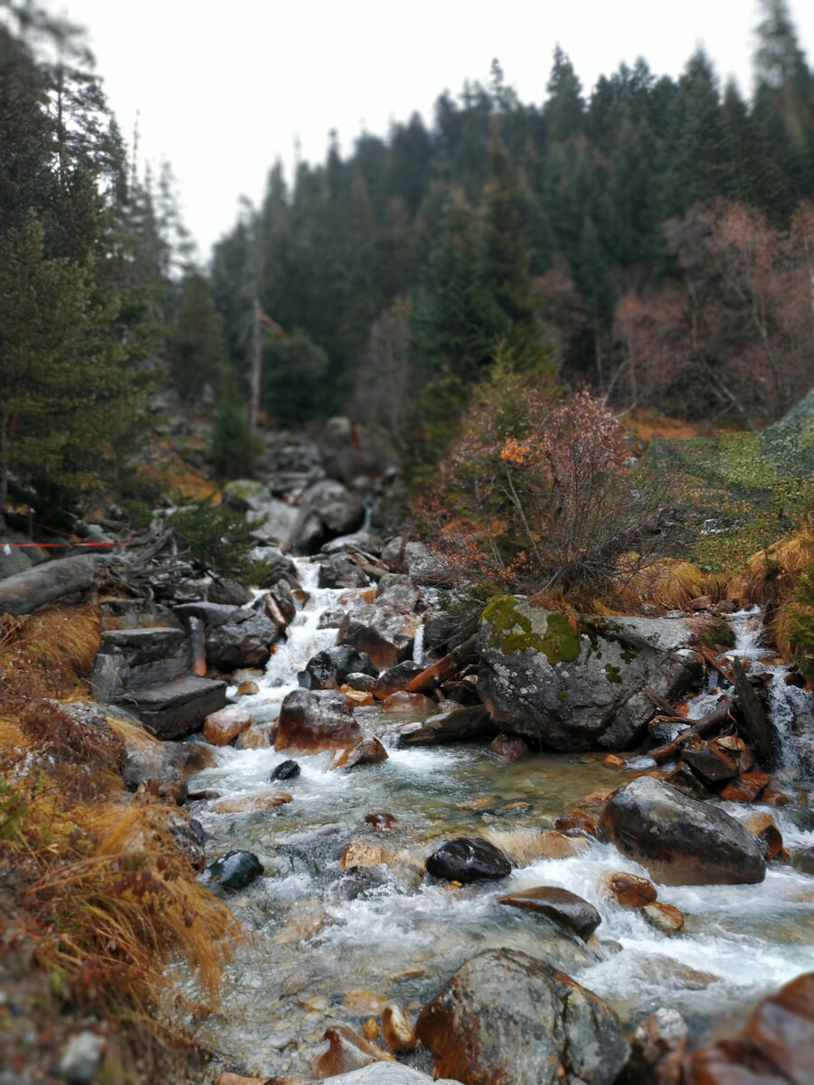Водопад у дороги в ущелье