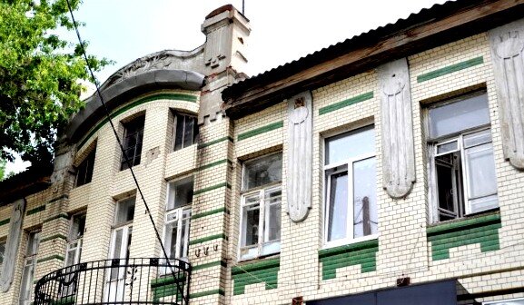 Межоконные простенки в уровне второго этажа декорированы лопатками со шнурами и круглыми медальонами