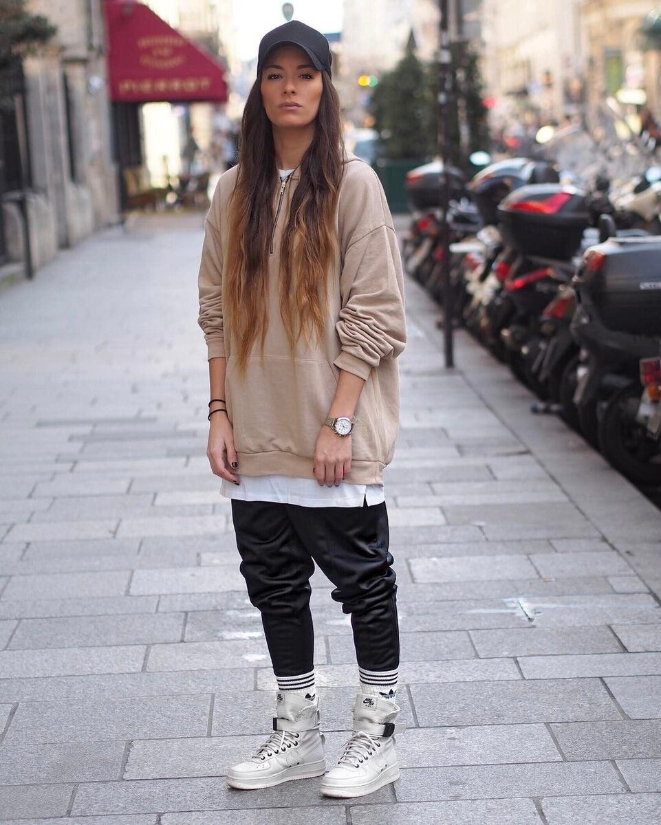 Сейчас девчонки 13-18 лет одеваются примерно так. Я не стану брюзжать, что это плохо, не стильно, просто не понимаю. Ну и начнем с того, что это не для школы. А так то пусть каждый одевается, как хочет) фото взято с www.pinterest.ru