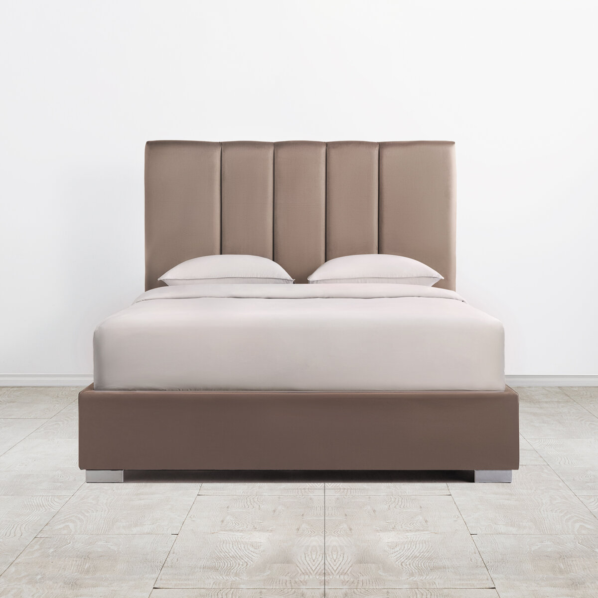 Модель «Дорина» снабжена дополнительной опцией по желанию покупателя: легким и бесшумным подъемным механизмом, открывающим удобный ящик для хранения.

Изголовье кровати «Дорина» оформлено прочной и красивой тканью Silky Grey. По вашему желанию материал обивки может быть заменен или использован для создания портьер, созвучных декору кровати и всего интерьера.