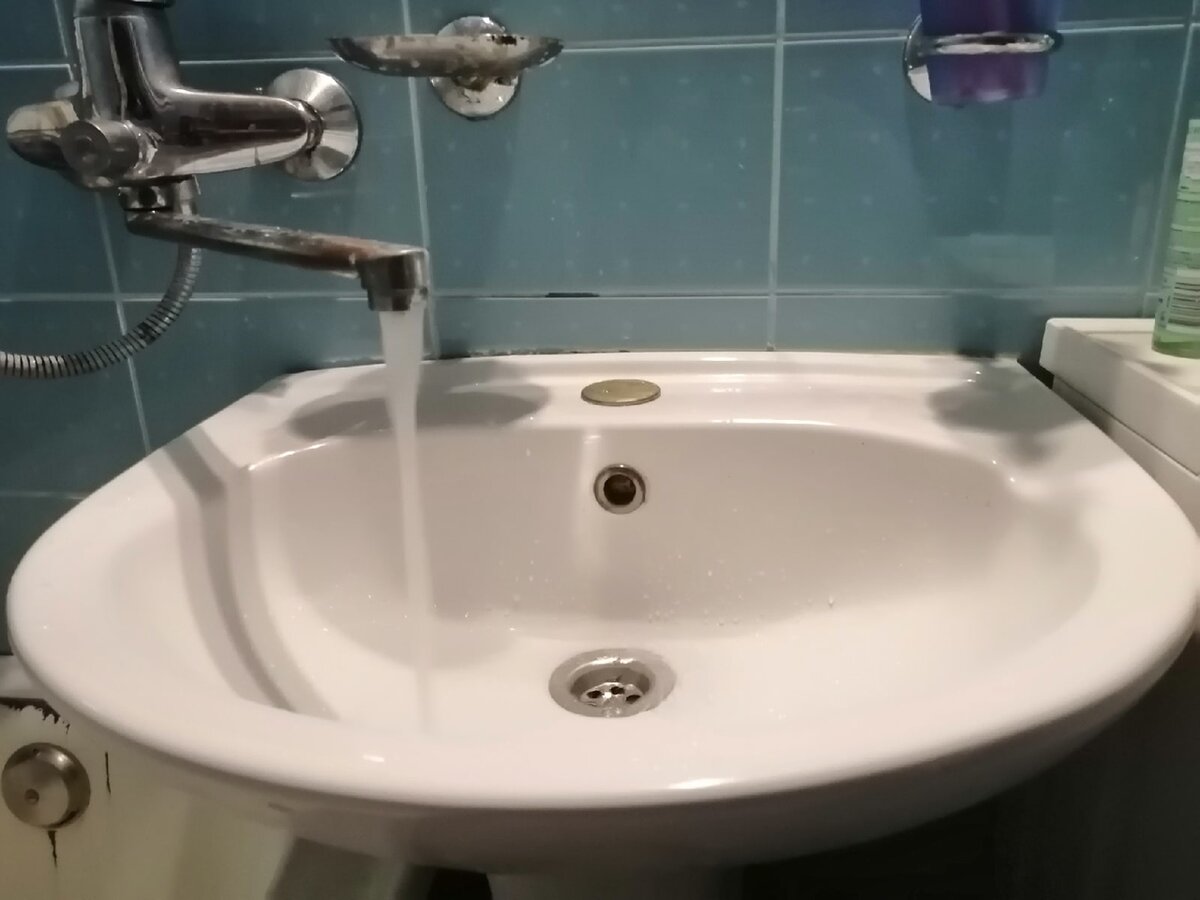 Осенью и весной из кранов челябинцев течёт вода неприятного коричневого цвета. Фото: Царьград.