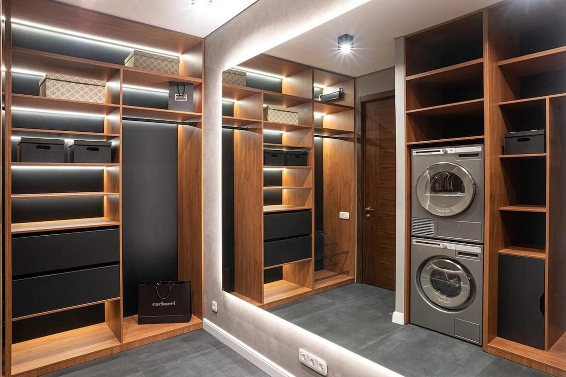 Мрамор, латунь и дерево. Просторный интерьер с изысканными деталями