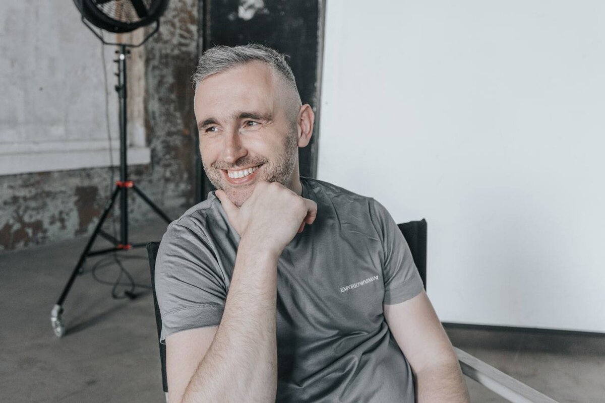 Журналист интервьюер. Студия юрия дудя. Интервью человек года. Улыбающийся мужик интервью. Интервью.