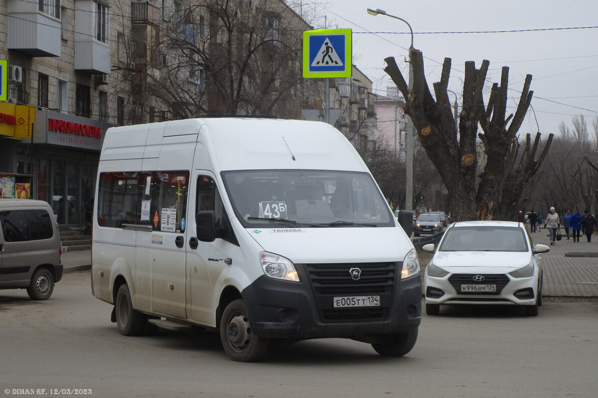 ГАЗель Next маршрута № 43б «Улица Танеева — Красноармейское кладбище» сворачивает с проспекта Канатчиков на проспект Героев Сталинграда