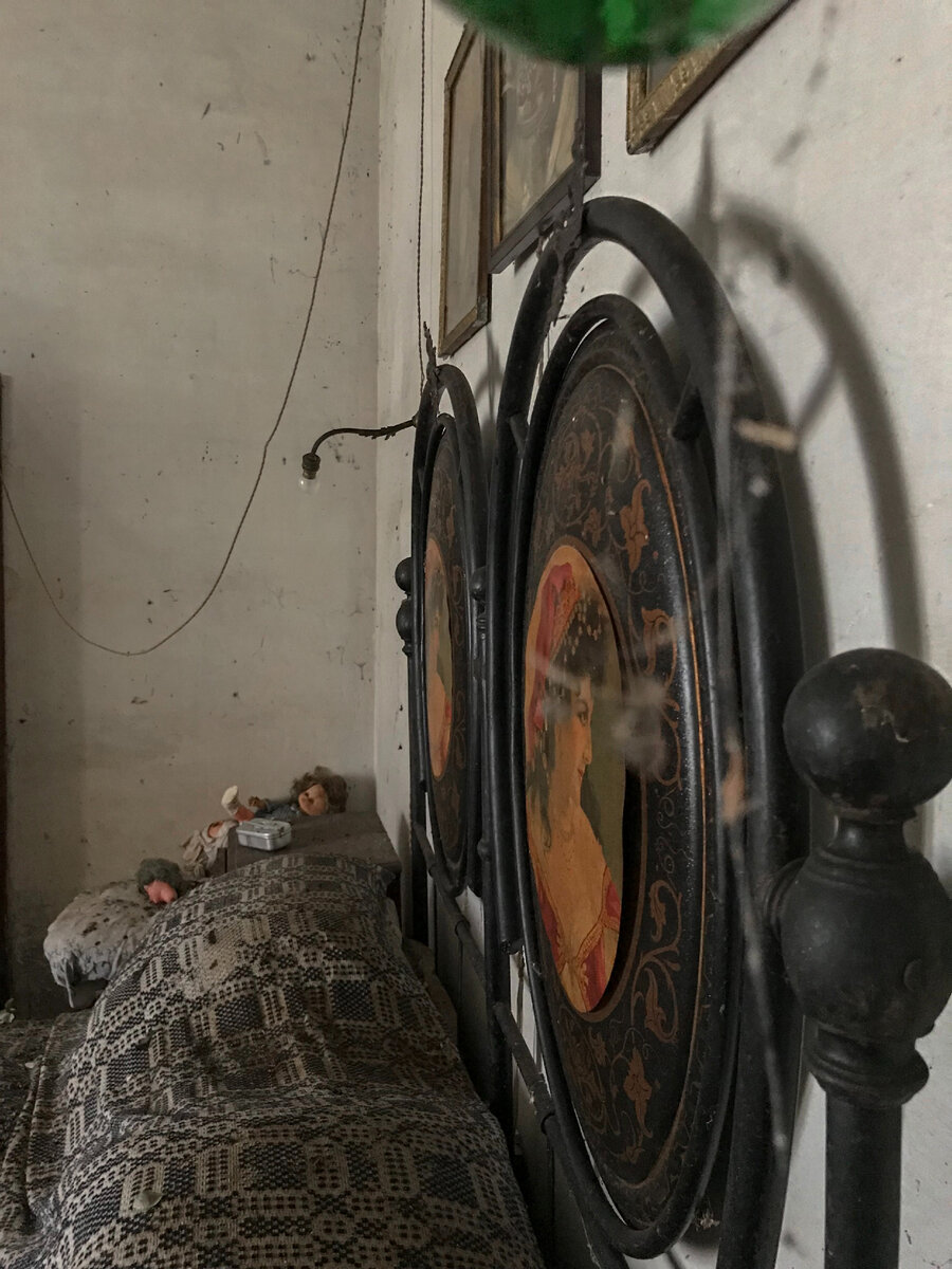 Am intrat într-o casă abandonată de sat și nu mă așteptam să găsesc acolo o capsulă a timpului.  Totul este la locul lui: de la mobilier la ochelari lustruiti