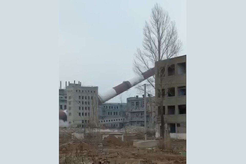     Кадр видео подрыва трубы.