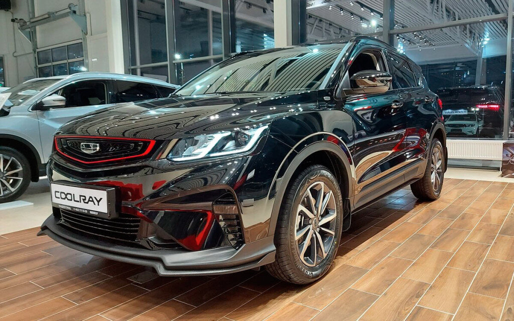 Кроссовер Geely Coolray можно купить с 1,5-литровым 150-сильным трехцилиндровым мотором. Коробка передач — «робот» с двумя сцеплениями. На официальном сайте цены на этот автомобиль стартуют от 2 299 990 руб. При этом производитель по умолчанию дает «специальную выгоду» — 185 000 руб. Впрочем, у дилеров машина стоит дороже. Так, в одном из крупных автосалонов китайский кроссовер предложили за 2 250 000 руб. При этом никаких скидок на машину не было. За эти деньги у продавца можно купить автомобиль в базовой комплектации Comfort c кондиционером, обогревом передних сидений, цифровой приборной панелью и камерой заднего вида. 