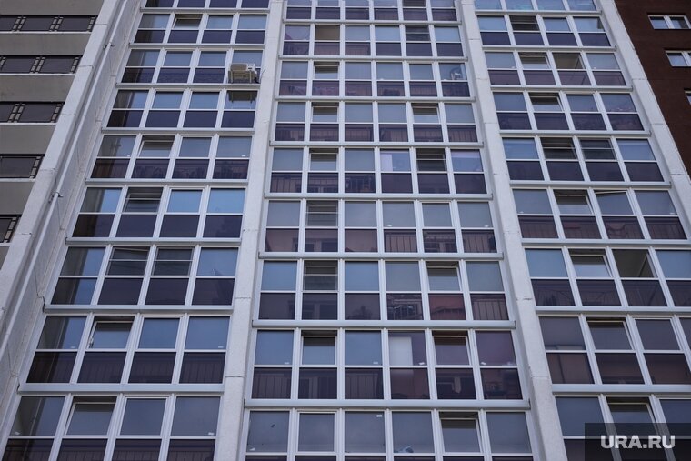    Очевидец снял на камеру, как подростки кидаются льдом в окна