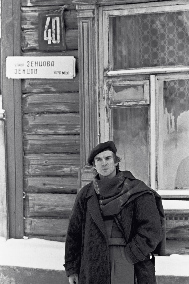    Рудольф Нуреев у дома на улице Зенцова в Уфе, где жила его семья, 1987 год / РИА Новости / В. Воног