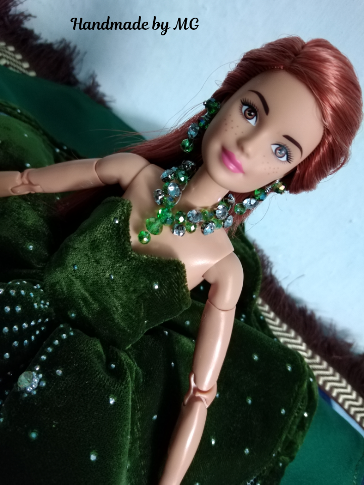 К это наряду сделала украшения, 