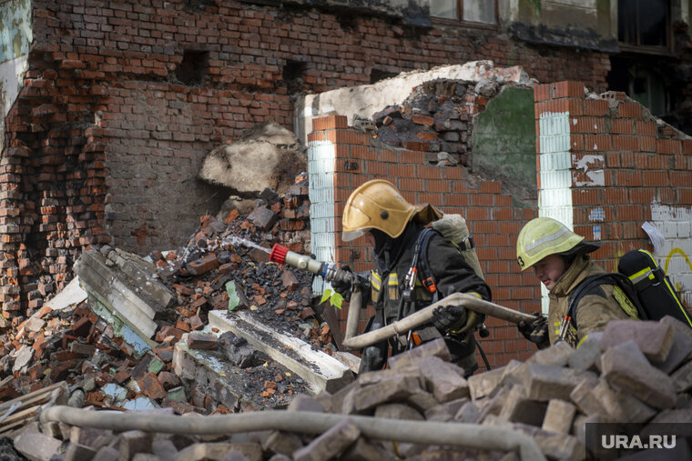    В тушении пожара принимали участие 23 человека личного состава и пять единиц техники