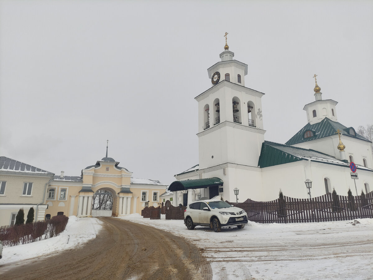 Красивая церковь на территории усадьбы