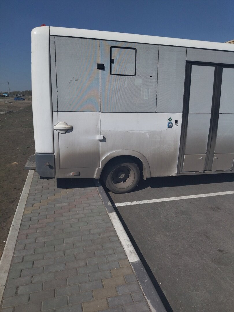 Ваше мнение нарушил ПДДРФ водитель автобуса? Допустил ли он остановку на тротуаре?