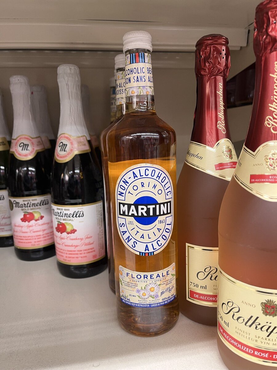 Витрина с безалкогольными вариантами известных напитков. Фото автора.