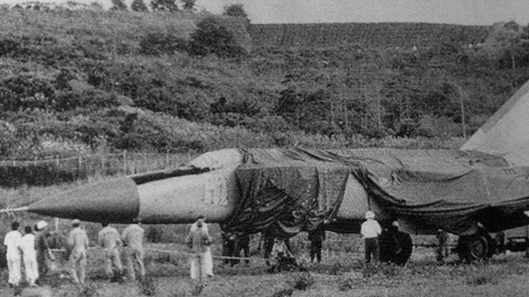 Американцы и японцы осматривают советский истребитель после посадки на Хоккайдо