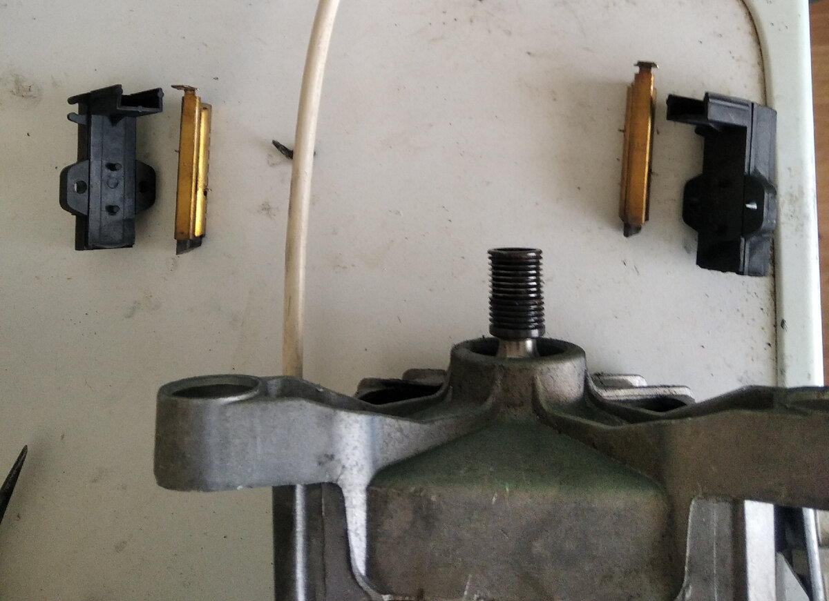 Так износились щетки. 