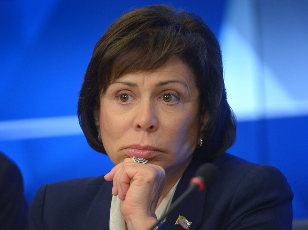 Депутат Государственной Думы Ирина Роднина - в раздумьи.