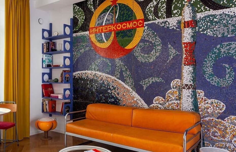 Интерьер с панно из Интеркосмоса