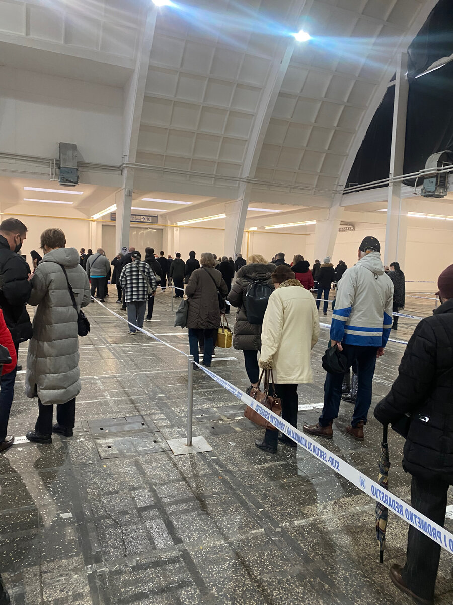 "Внутри также 5-6 параллельных очередей к столам с компьютерами, на которых сканируют паспорт и выбирают тип вакцины"