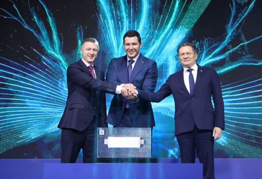 Заместитель министра промышленности и торговли Российской Федерации Альберт Каримов, генеральный директор Госкорпорации «Росатом» Алексей Лихачёв, президент топливной компании «ТВЭЛ» Наталья Никипелова, генеральный директор ООО «РЭНЕРА» Александр Камашев и другие представители приняли участие в церемонии начала строительство в Калининградской области завода по производству литий-ионных аккумуляторов.  