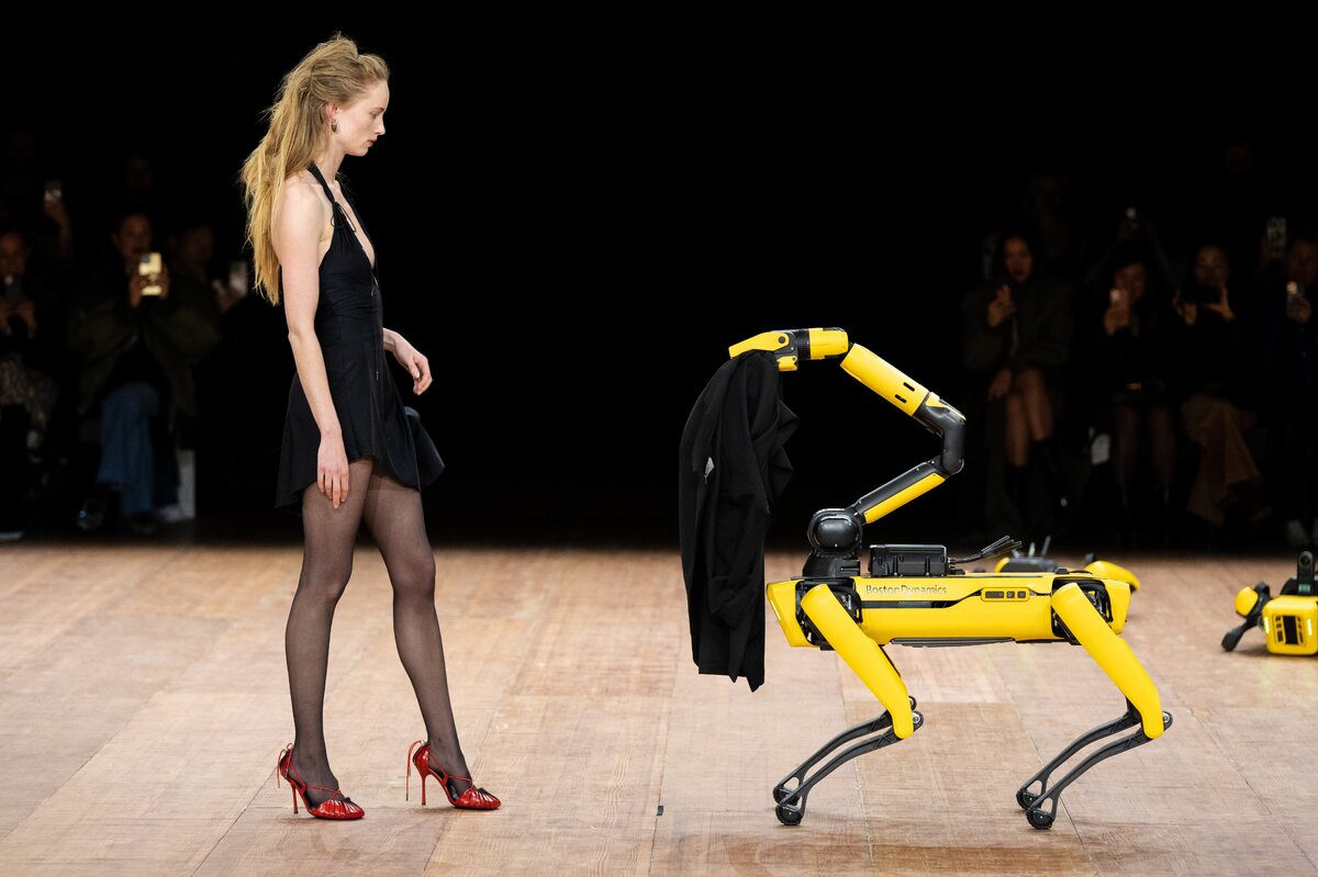     Напарниками моделей на показе Coperni стали роботы