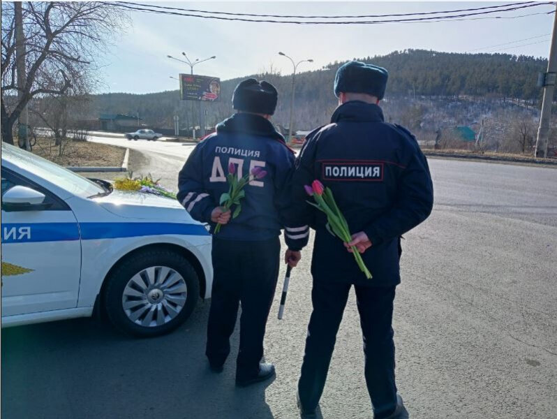 В Тверской области инспекторы ДПС одаривают автоледи цветами