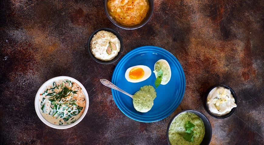 Голубой сыр и зелень, чеснок и маринованные огурчики, запеченный перец и каперсы – у нас много ярких кулинарных идей для вашего весеннего настроения.