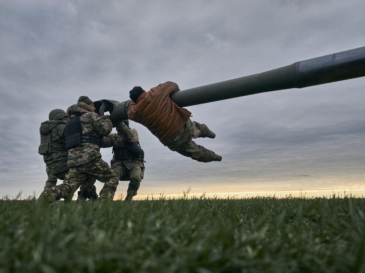    Украинские военные с гаубицей M777. 9 января 2023© AP Photo / LIBKOS