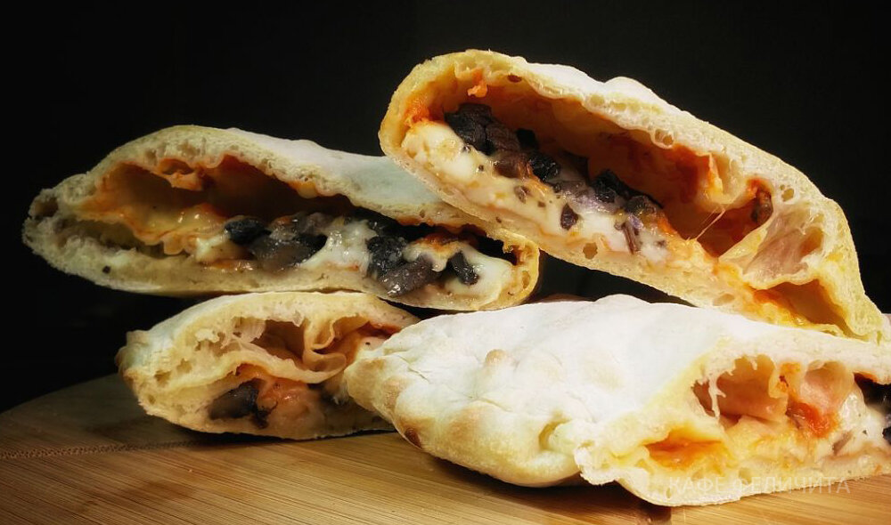 Пицца Кальцоне с куриной грудкой, грибами, сыром моцарелла и томатным соусом
