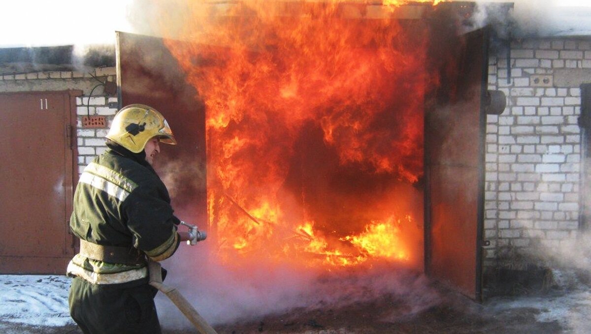     В Ростовской области в Таганроге на Мариупольском шоссе загорелся гараж с автомобилем Hyundai, о причинах взрыва и пожара рассказали в пресс-службе ГУ МЧС региона.