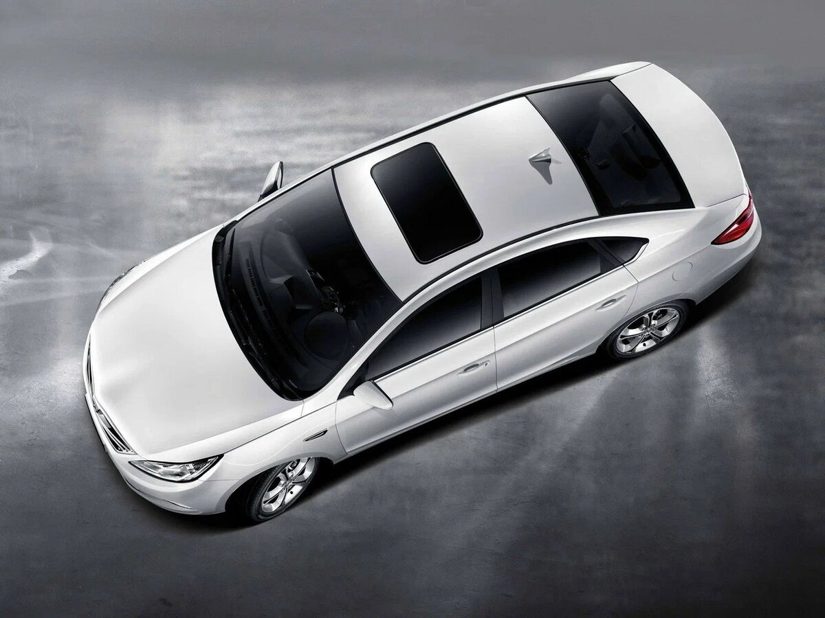     Автомобиль оборудован тонированным панорамным люком и антенной типа «Акулий плавник»