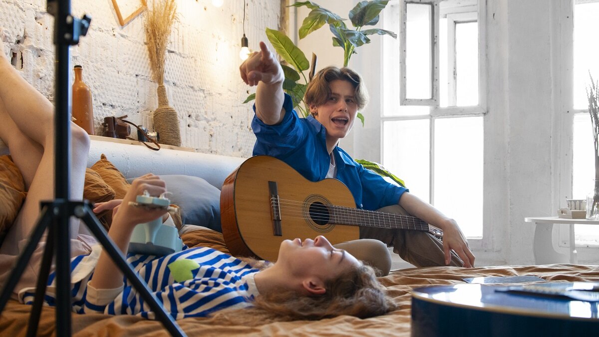    Шумные соседи