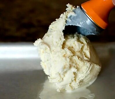 Разделить ванильное мороженое