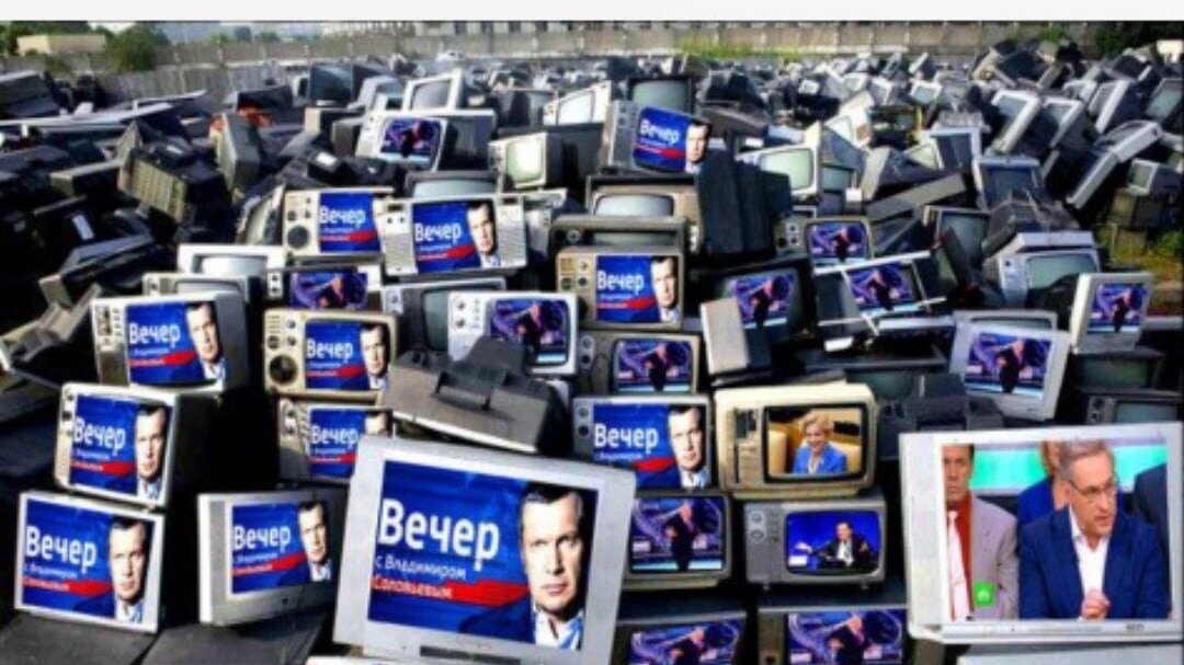     Вместо телевизионной пропаганды пожилая женщина смотрит сетевую, однако, уверена, что между ними есть разница.