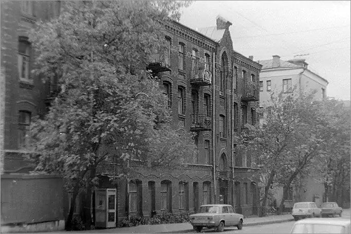 Октябрьская улица, 6. 1981-1982. Источник: сайт www.pastvu.com