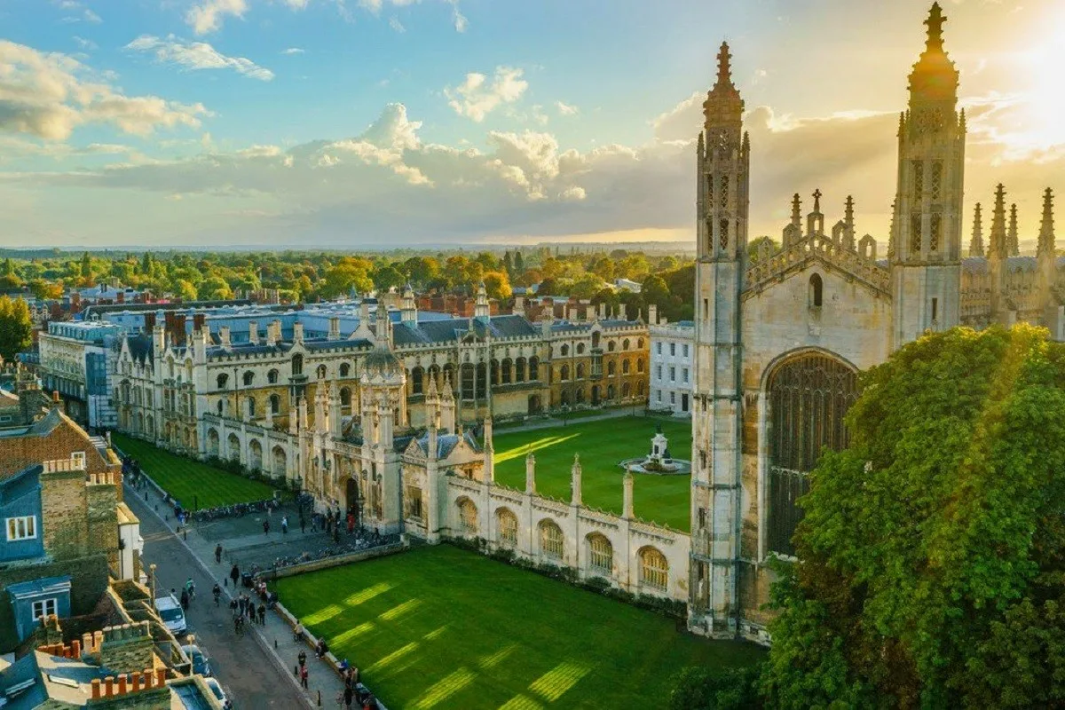 Cambridge great britain. Кембриджский университет. Кембриджский университет вели. Университет в Лондоне Кембридж. Оксфордский университет Лондон.