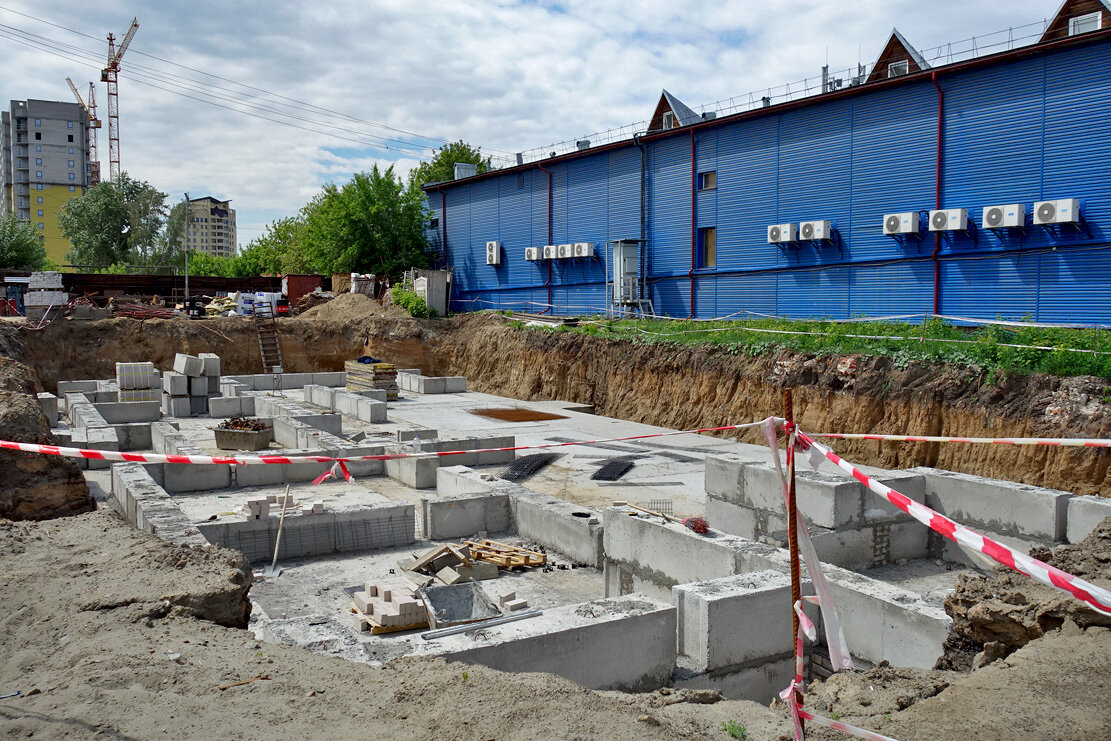 Стройка на ул. Пионеров, 7б в Барнауле