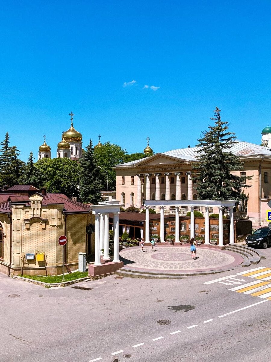 Вид на здание института курортологии в Пятегорске