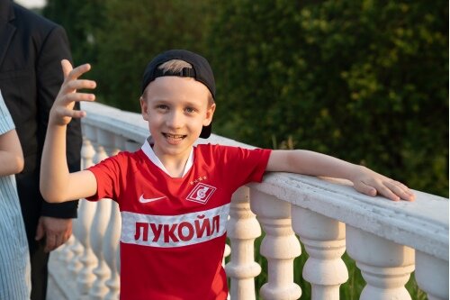 Богдан — человек артистичный и музыкальный 