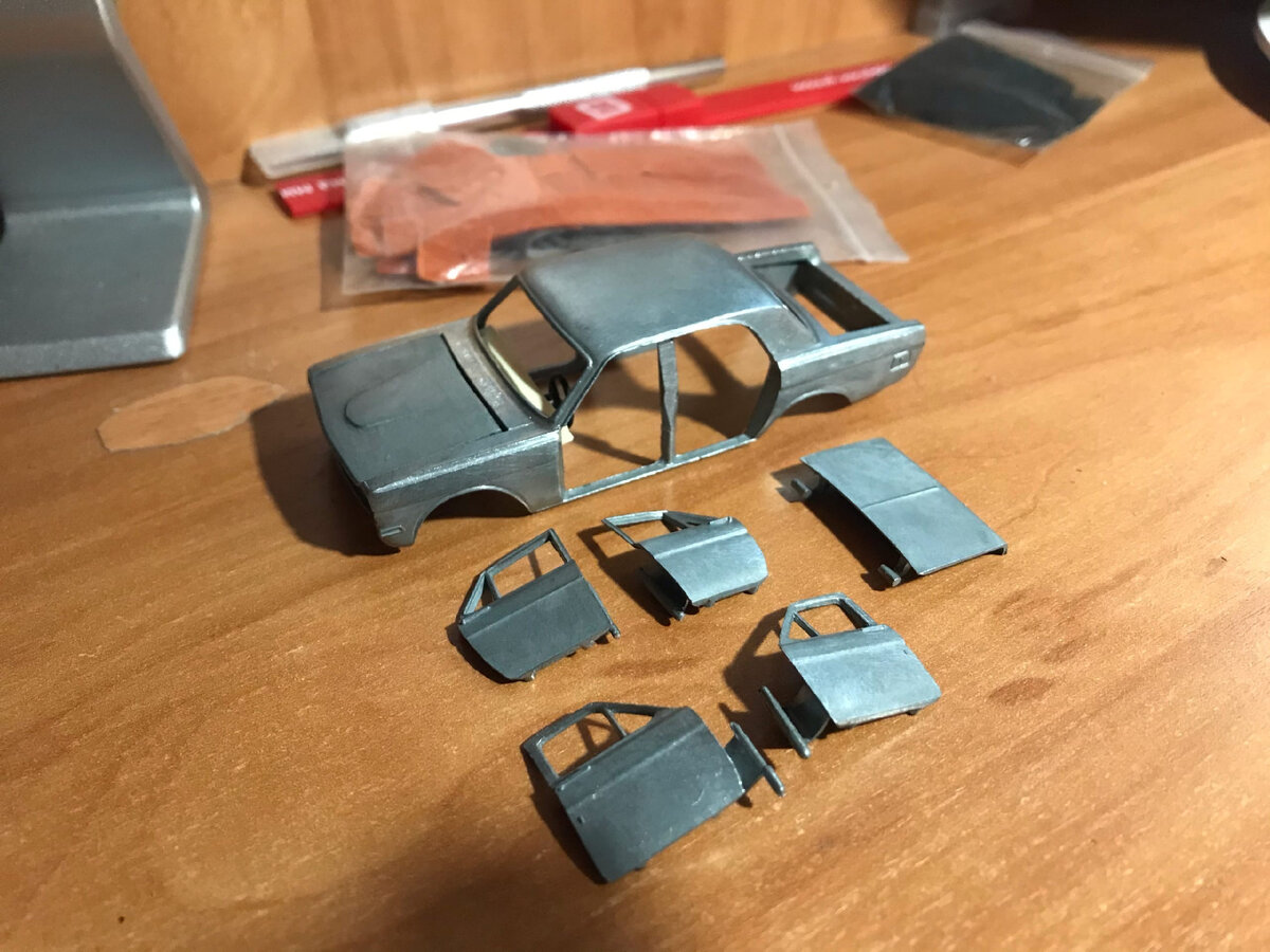 Капотик найти еще можно, были бы деньги на карте. Уверен, что для многих поиск деталей - это не самое страшное, куда страшнее приступить к реставрации.