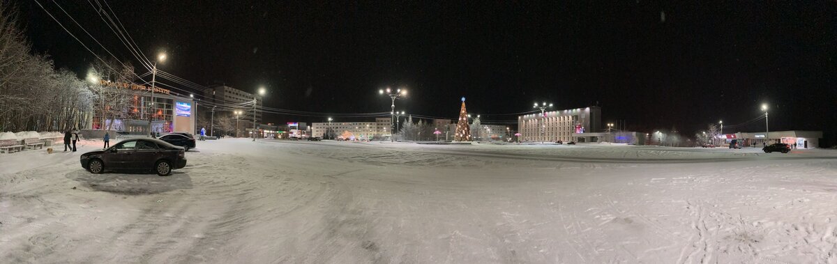 Центральная площадь. Слева Городской центр культуры. Справа одноэтажное строение с бургерной и рестораном суши.