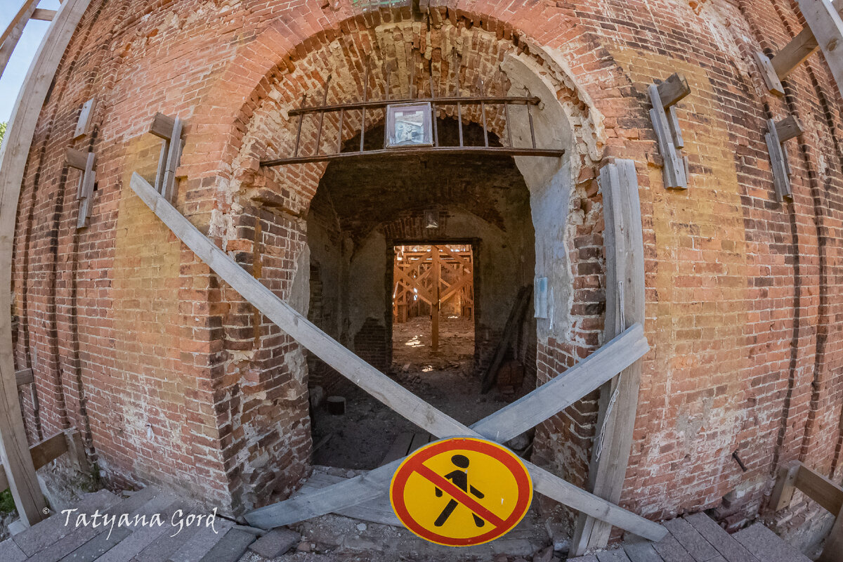 Вход в Никольский храм