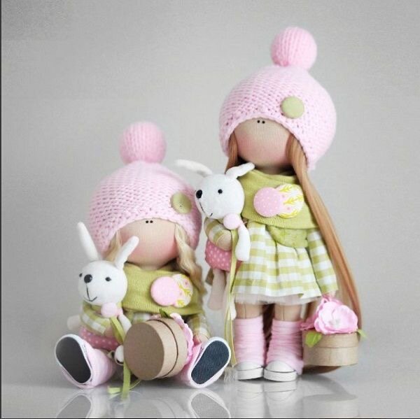 
Это одна из самых важных игрушек. Она необходима каждому ребёнку: и девочке, и мальчику. Все детско кукла рядом с ребёнком 

Куклы бывают разные. Хорошо, когда кукла «умеет» сидеть, стоять, по-разному двигаться, когда её можно раздевать и одевать и т.д.

При всей её безопасности, я не рекомендую играть с ними деткам, младше семи лет 

Различие между интерьерной и игровой куклой - это съемная или несъёмная одежда. У интерьерных она чаще всего не снимается, а может быть просто пришита к текстильному тельцу куклы. У игровых же одним из обязательных условий является съёмная одежда 

Подумайте,поразмышляйте, какая куколка подойдёт именно вам 🙏